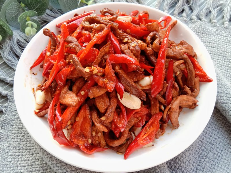 红椒蒜粒炒肉的家常做法 红椒蒜粒炒肉怎么做好吃